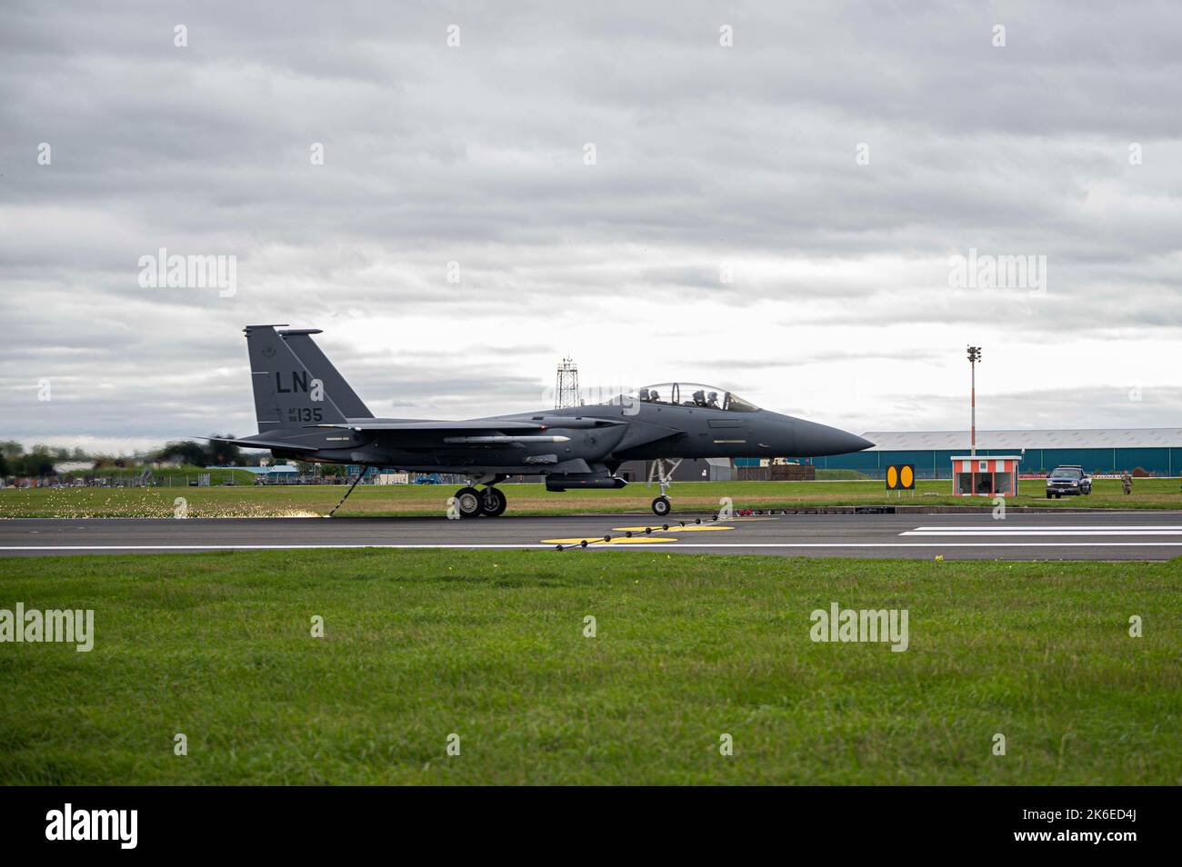 An F-15E Strike Eagle aircraft assigned to the 492nd fighter squadron lands during a practice barrier aircraft arrest at Royal Air Force Mildenhall, England, Oct. 4, 2022. Cables for these landings range from 1.25 to six-inches thick, and are a 1,600 feet long nylon strap that connect to a disk system. (U.S. Air Force photo by Airman 1st Class Viviam Chiu) Stock Photo