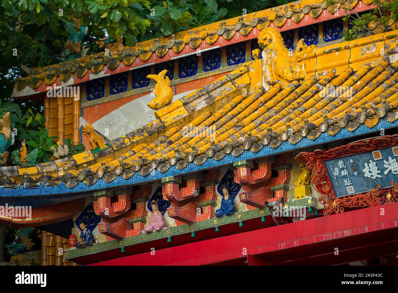 Detail of the decoration and statuary of the waterfront pavilion at the Tin Hau Temple, Repulse Bay, Hong Kong Island Stock Photo
