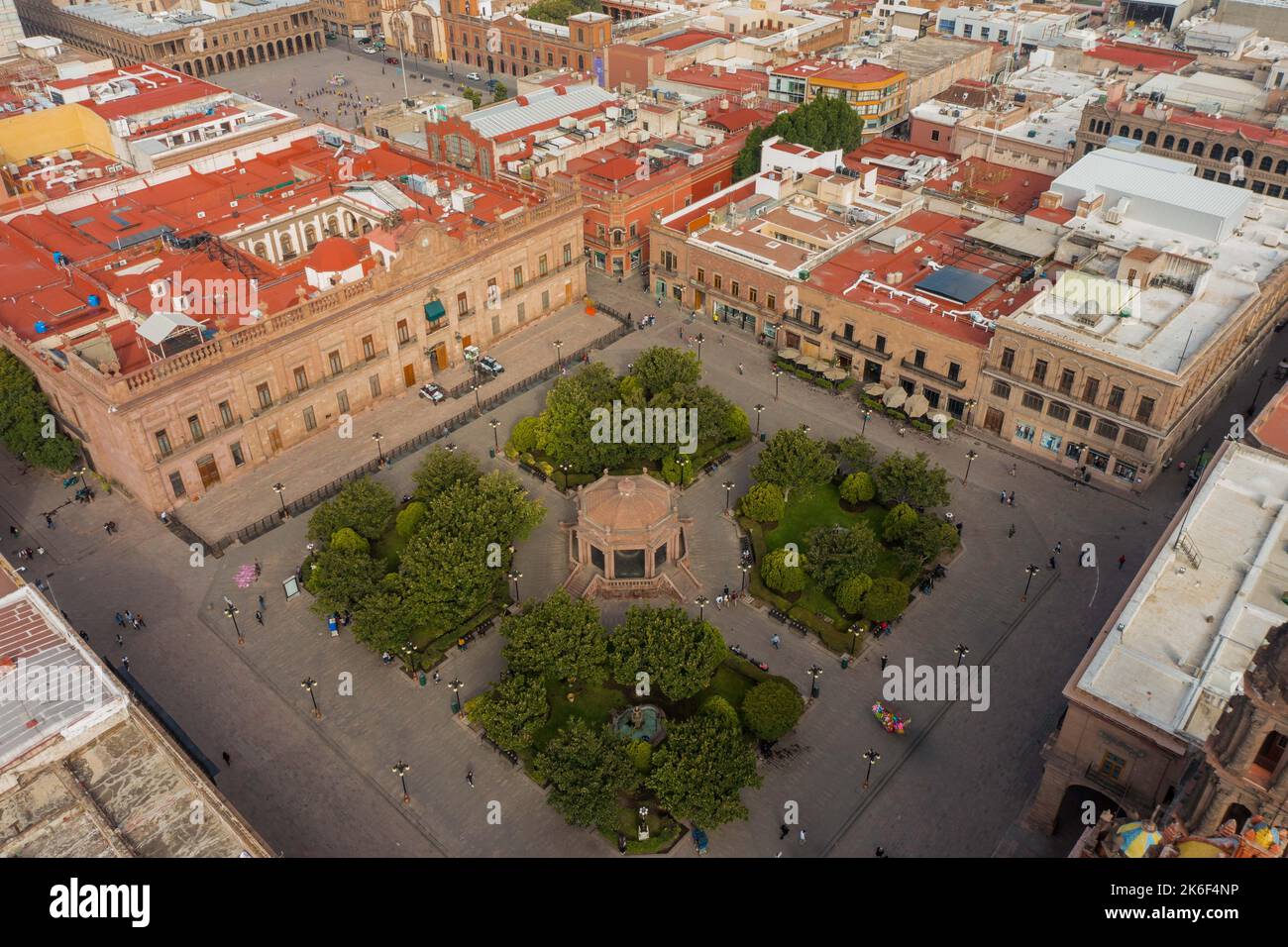 San Luis Potosí, Aerial view of the city. It was an important gold and silver mining center on the Camino Real de Tierra Adentro, a trade route from the mid-16th century to the 19th century colonial buildings, such as the imposing Templo de San Francisco from the baroque era, which dominates the leafy Jardín de San Francisco. Nearby is the Templo del Carmen, which dates back to the 18th century. (photo By Luis GutierrezNortePhoto)  San Luis Potosí, Vista aerea de ciudad. Fue un importante centro minero del oro y la plata en el Camino Real de Tierra Adentro, una ruta comercial de mediados del Stock Photo