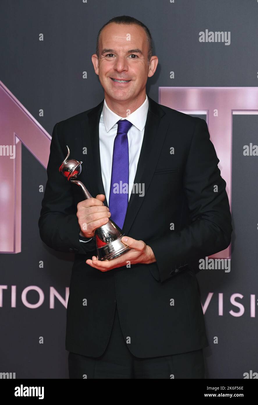 October 13th, 2022. London, UK. Martin Lewis in the press room after winning the TV Expert award at the 2022 National Television Awards, Wembley Arena. Credit: Doug Peters/EMPICS/Alamy Live News Stock Photo