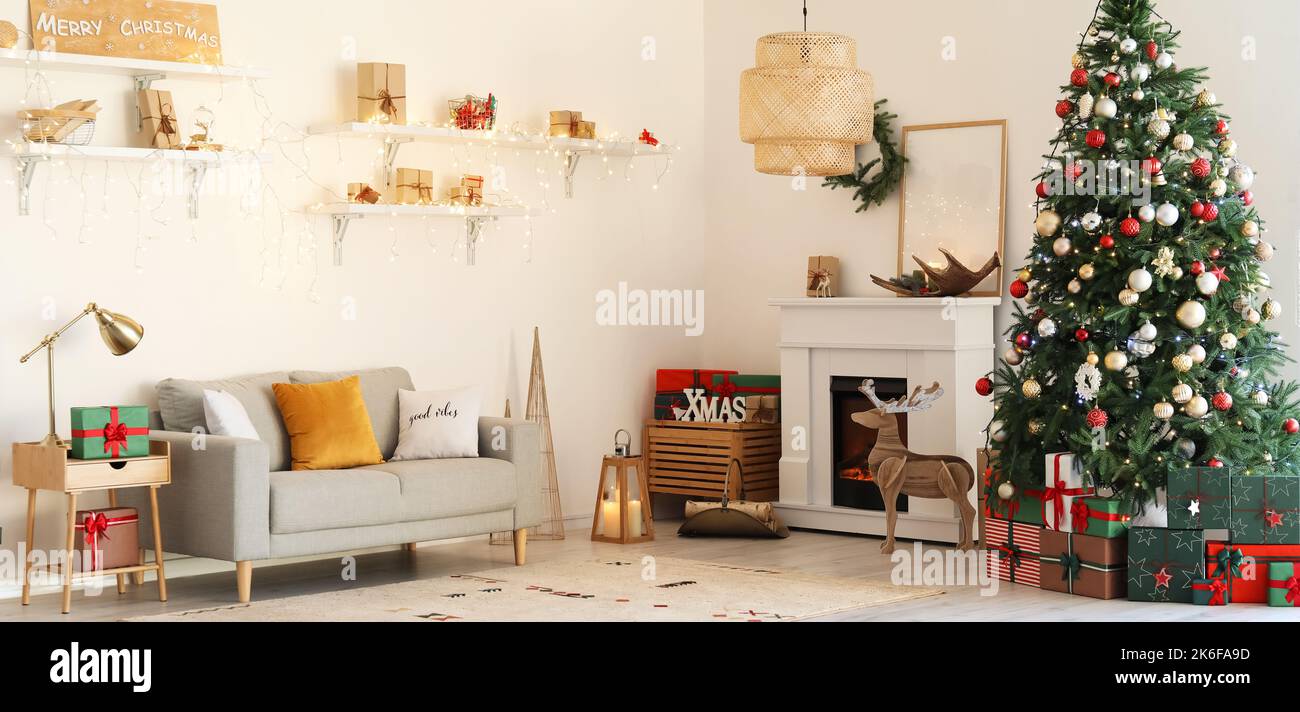 Interior of light living room with fireplace and Christmas tree Stock ...