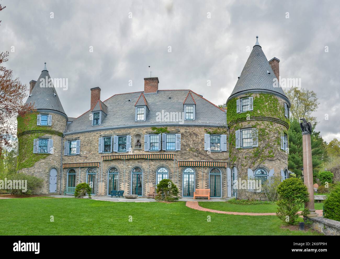 Milford, Pennsylvania, United States of America – May 2, 2017. French chateau-style home of the Grey Towers National Historic Site in Milford, PA. Als Stock Photo