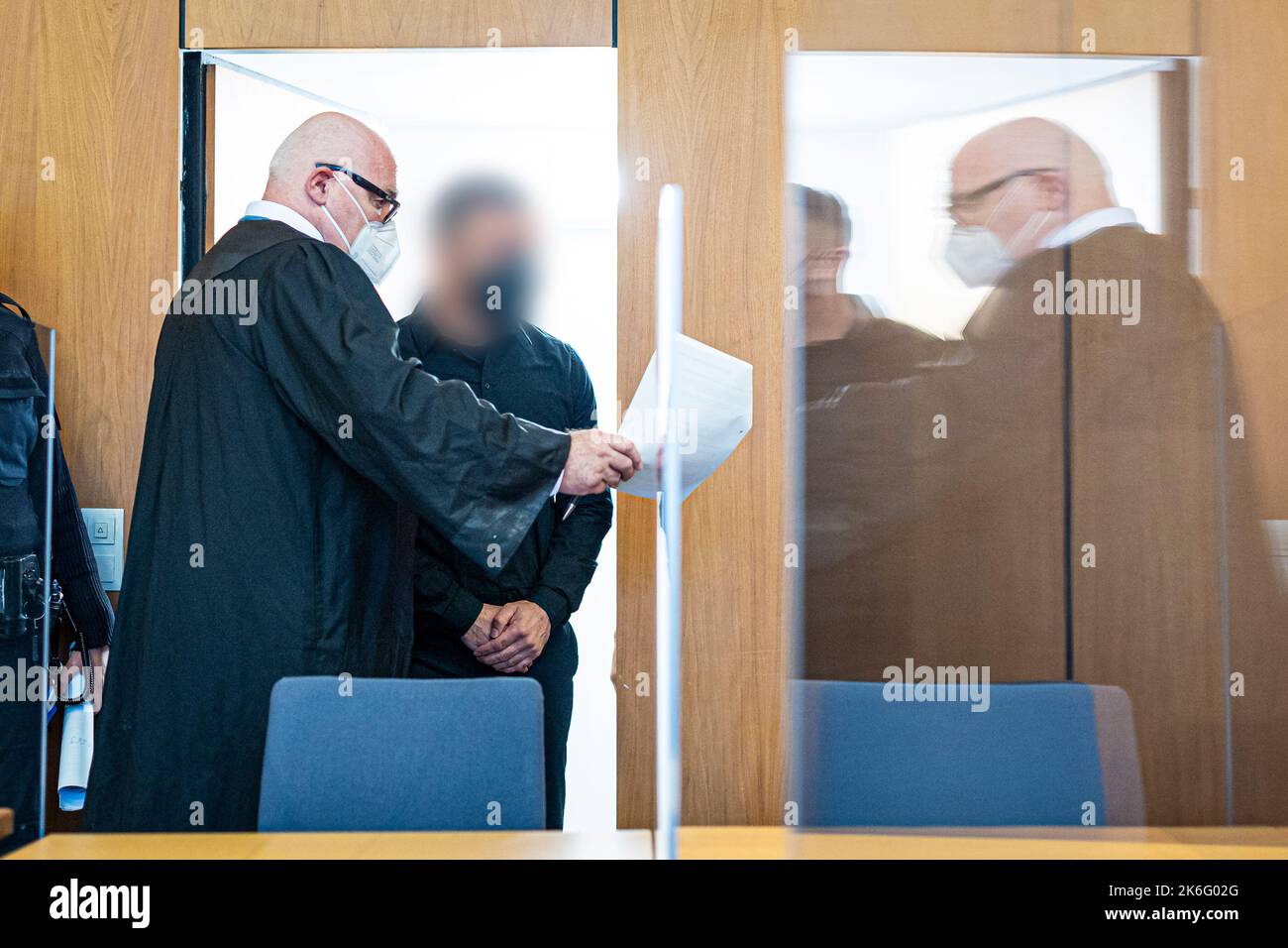 Hildesheim, Germany. 14th Oct, 2022. The defendant (r) stands next to