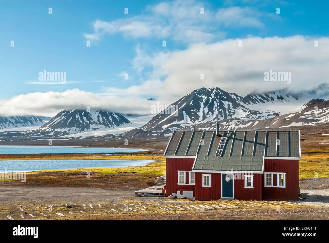 Single wooden house in a minimalist arctic landscape at Svalbard, Norway Stock Photo