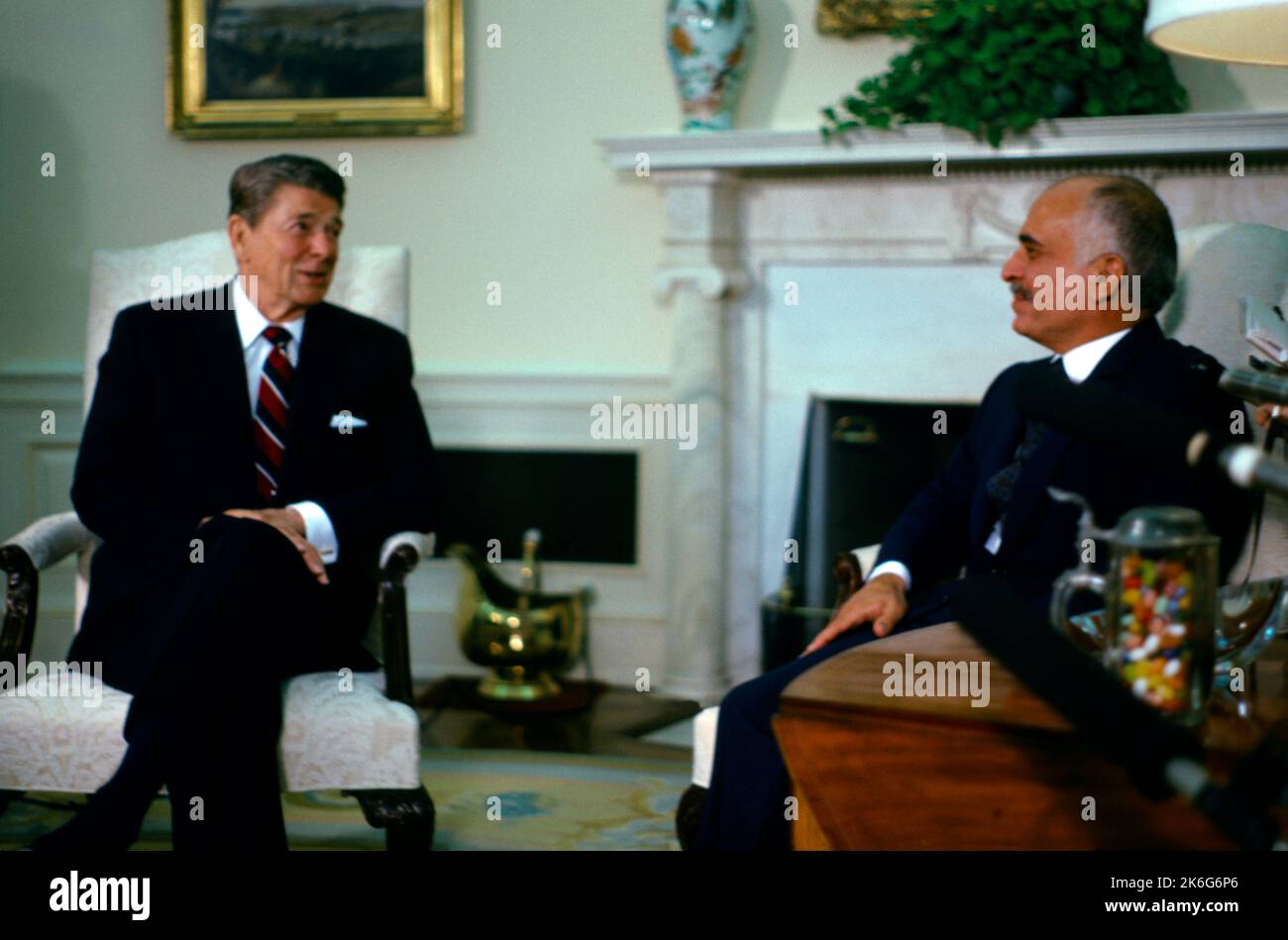 US President Ronald Reagan meeting with King Hussein of Jordan in the White House 21 December 1982 Washington DC USA Stock Photo