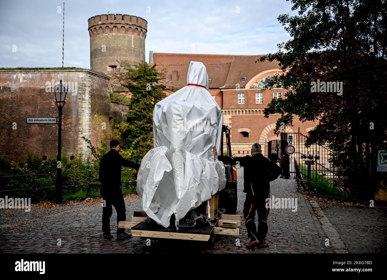 Berlin, Germany. 14th Oct, 2022. One of the Thorak horses will be brought to the Spandau Citadel. The sculptures 'Striding Horses' by the sculptor Josef Thorak are to be displayed in the exhibition rooms of the Stadtgeschichtliche Museen Spandau. Thorak was one of Adolf Hitler's favorite artists and had been commissioned to create the horses as garden ornaments for the New Reich Chancellery in Berlin-Mitte. Credit: Britta Pedersen/dpa/Alamy Live News Stock Photo