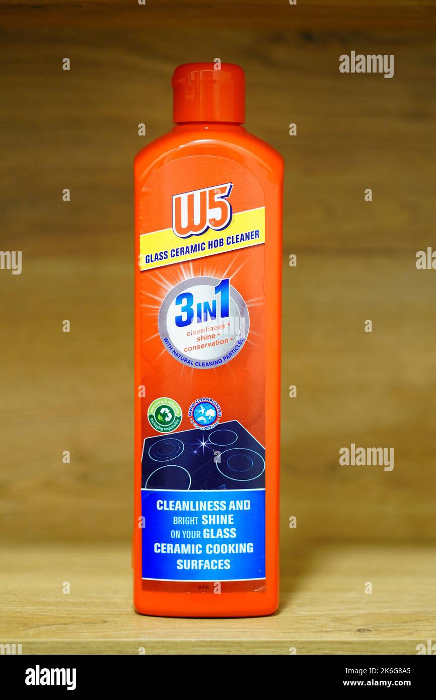 A closeup of a W5 brand 3 in 1 hob cleaning product in a plastic bottle on  the shelf Stock Photo - Alamy