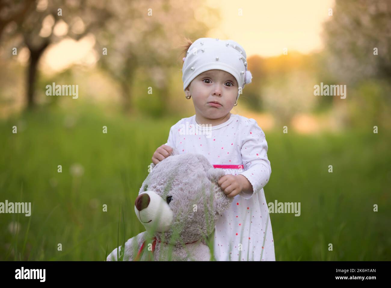 Menina Dormindo Com O Urso Teddy a Criança Dormindo Doce Foto de Stock -  Imagem de cara, pouco: 168180906