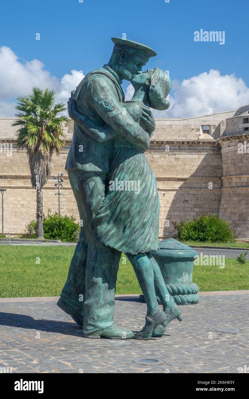 Italy, Rome, Civitavecchia, Kissing statue & fortress Stock Photo Alamy