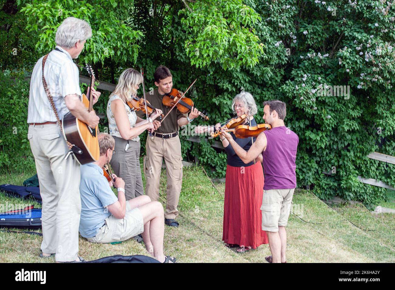 FIDDLERS MEETING at folk music session outdoor festival Stock Photo