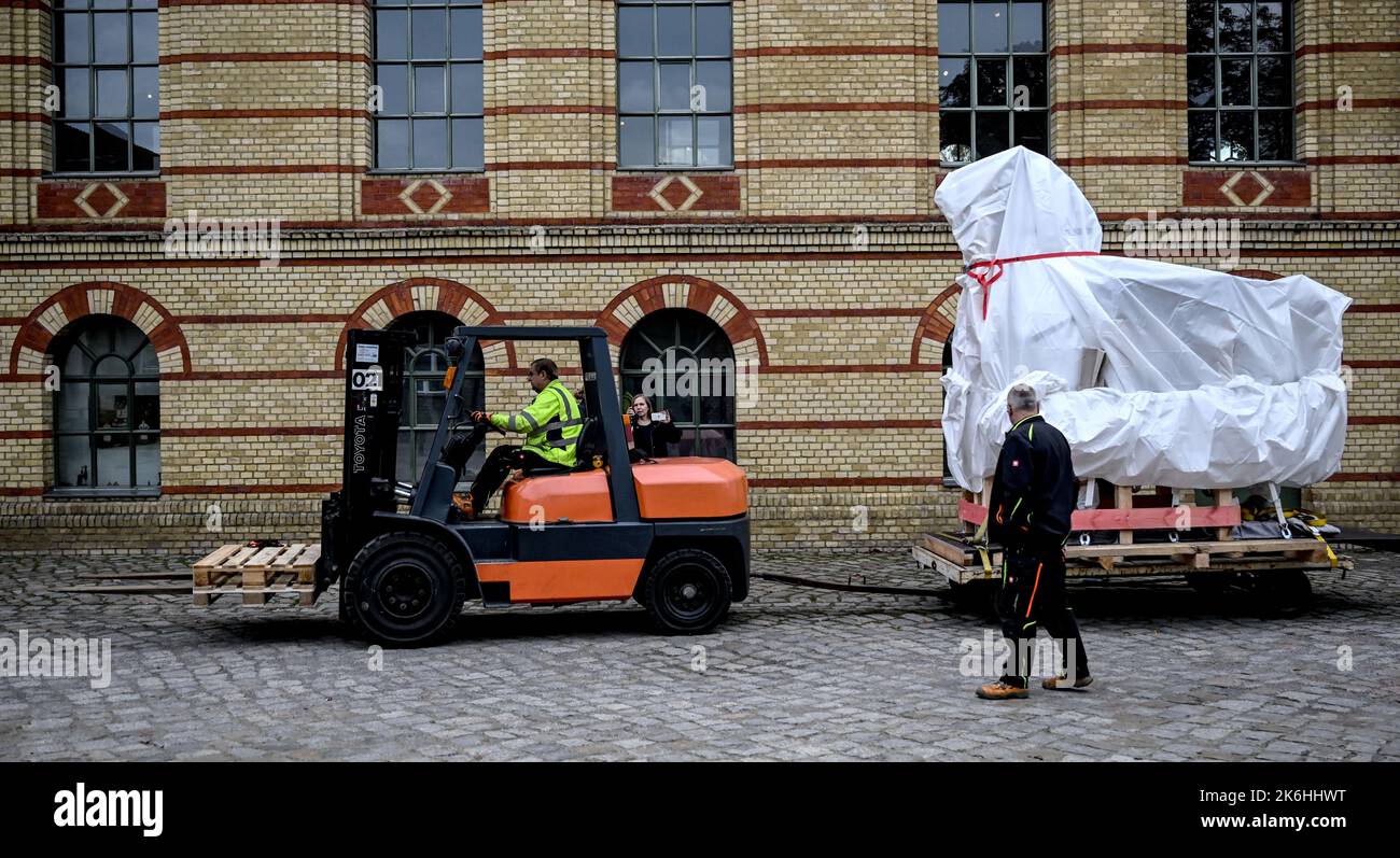 Berlin, Germany. 14th Oct, 2022. One of the Thorak horses is moved to an exhibition space in the Spandau Citadel. The sculptures 'Striding Horses' by the sculptor Josef Thorak will be shown in the exhibition rooms of the Stadtgeschichtliche Museen Spandau in the future. Thorak was one of Adolf Hitler's favorite artists and had been commissioned to create the horses as garden ornaments for the New Reich Chancellery in Berlin-Mitte. Credit: Britta Pedersen/dpa/Alamy Live News Stock Photo