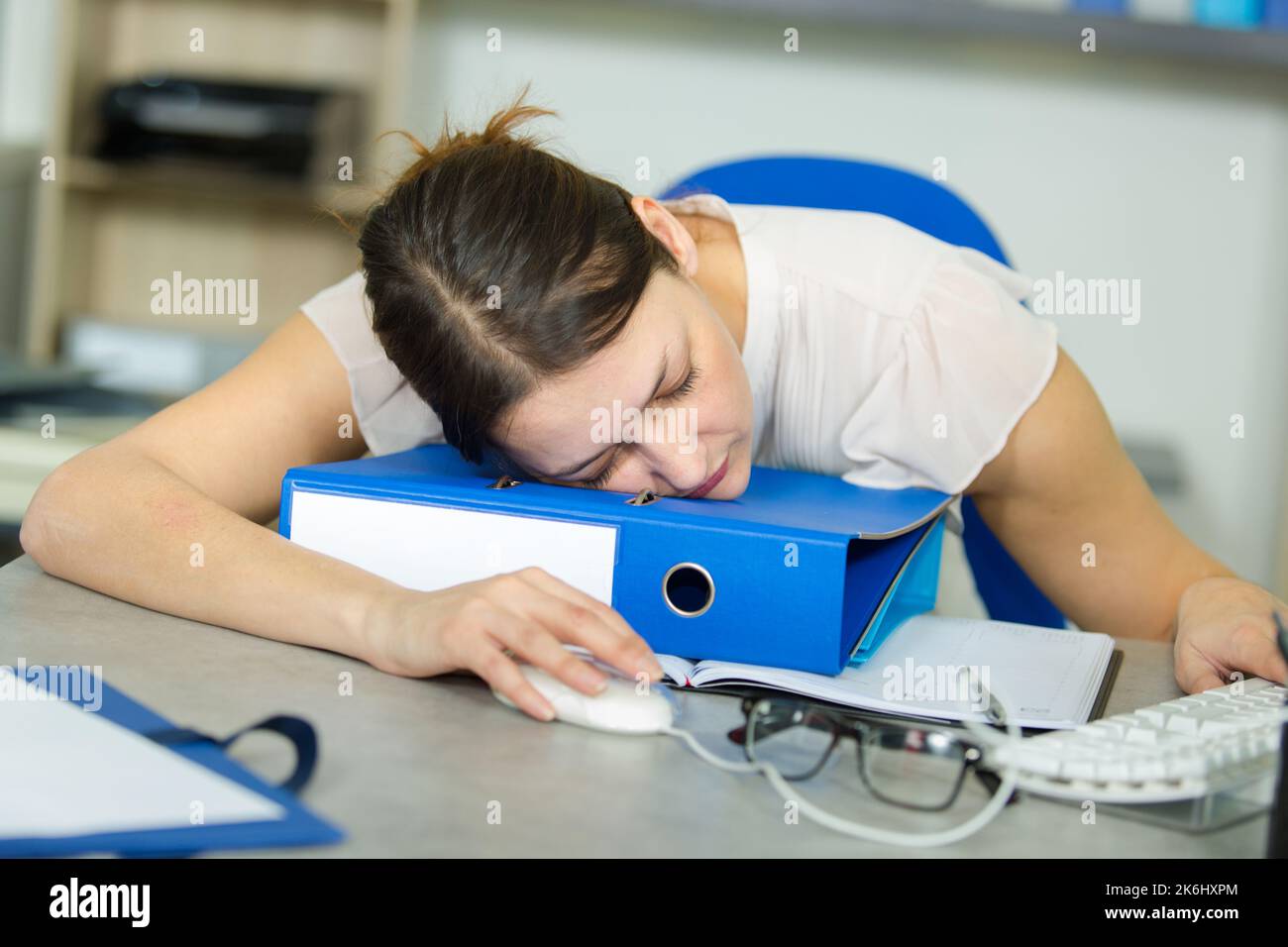 woman asleep at her desk hand still on the mouse Stock Photo - Alamy