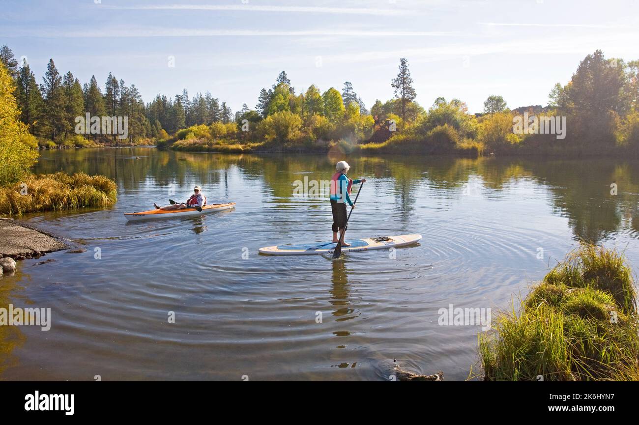 Kayaking and stand-up paddleboarding are popular on the Deschutes River near Bend, Oregon, especially in the autumn when the aspen trees along the riv Stock Photo