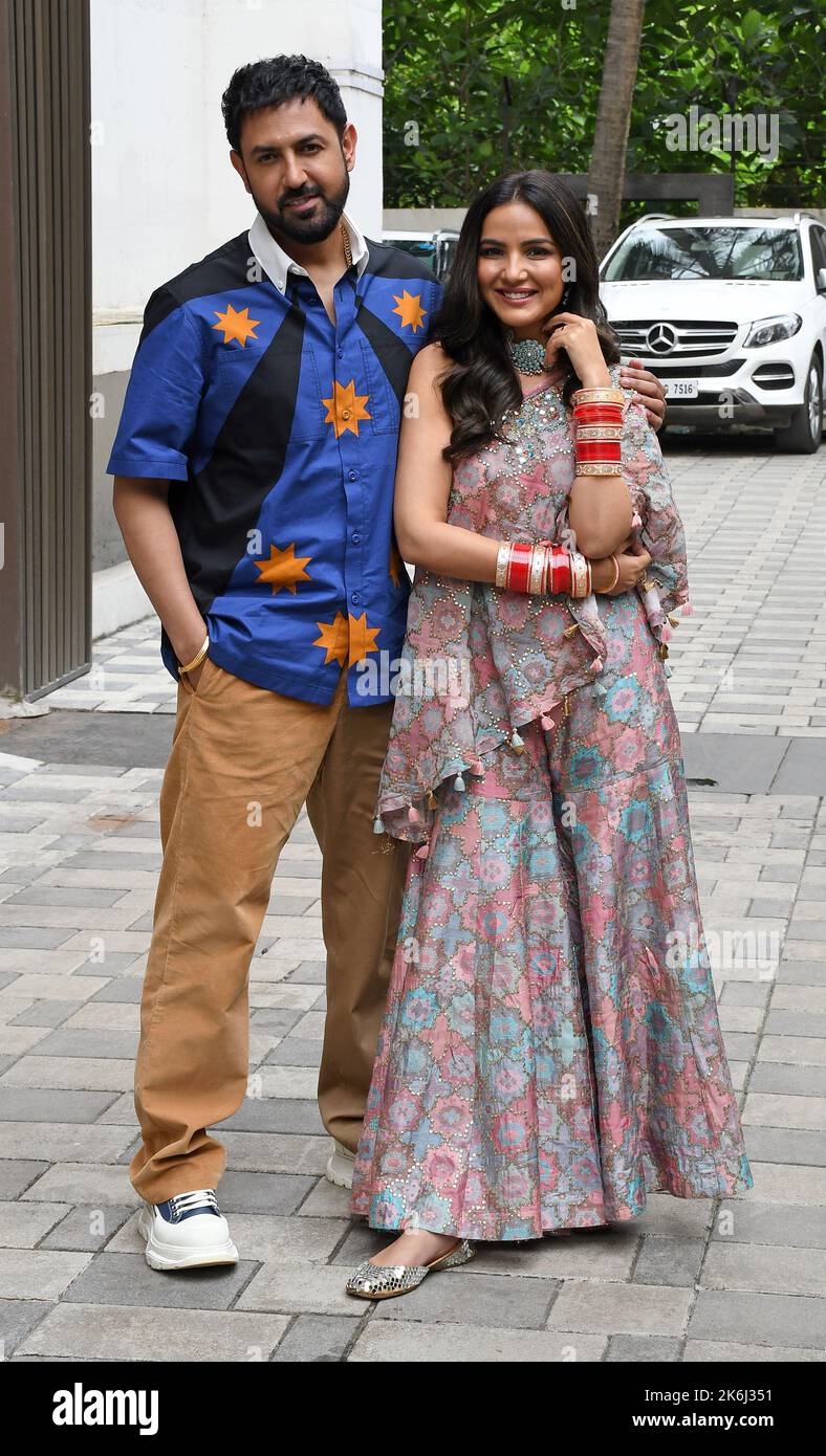 L-R Indian film actors Gippy Grewal and Jasmin Bhasin pose for a photo in Mumbai. The actors were promoting their upcoming Punjabi language film 'Honeymoon' which will be released on 25th October 2022 (Photo by Ashish Vaishnav / SOPA Images/Sipa USA) Stock Photo