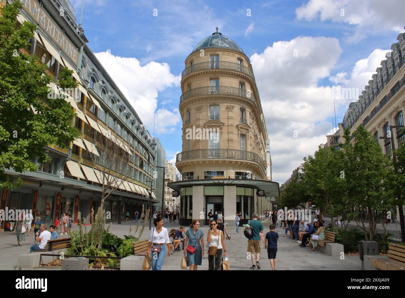 Beautiful view of ornate 19th century buildings and the La Samaritaine Department store along the Rue du Pont Neuf in the 1st arrondissement of Paris. Stock Photo