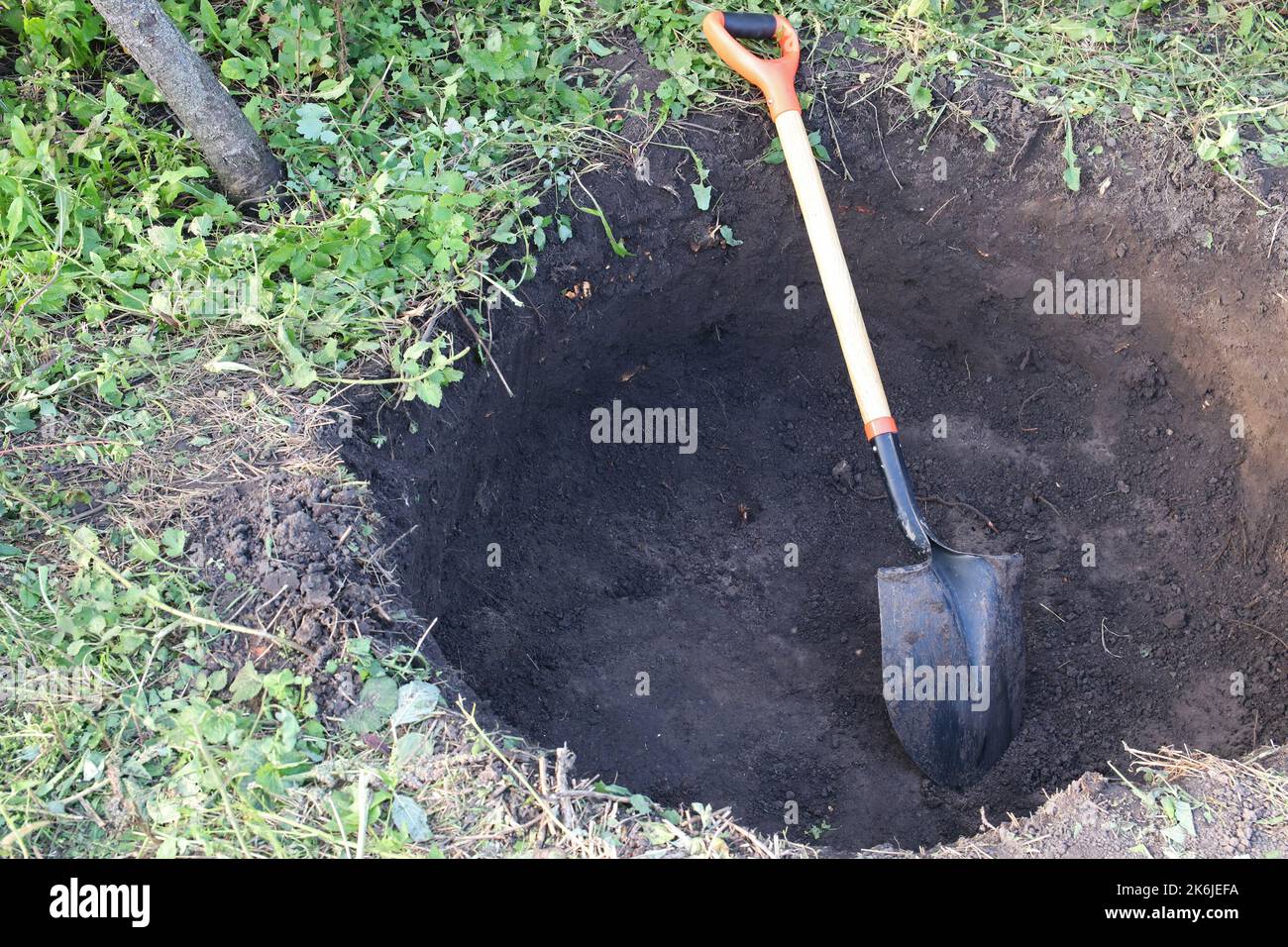 Digging hole wall garden hi-res stock photography and images - Alamy