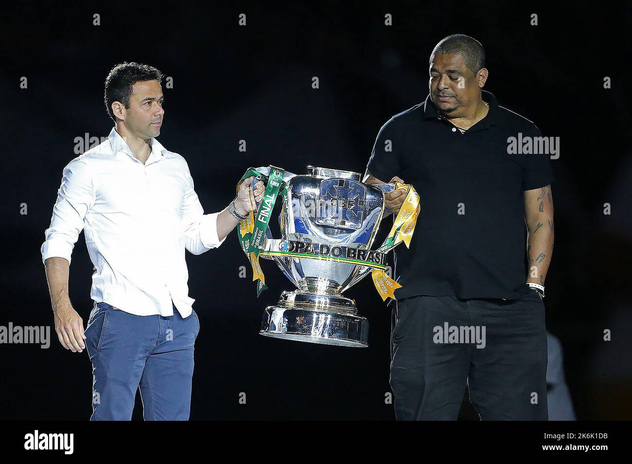 Sao Paulo, Brazil. 14th Oct, 2022. 12th October 2022; Arena Corinthians Stadium, Sao Paulo, Brazil; Final Copa do Brasil 2022, Corinthians versus Flamengo; Former players Juan of Flamengo and Vampeta of Corinthians, carry the Copa do Brasil Cup, moments before the match between Corinthians and Flamengo, for the 1st match of the Final of the Copa do Brasil 2022 at Arena Corinthians Credit: Action Plus Sports Images/Alamy Live News Stock Photo