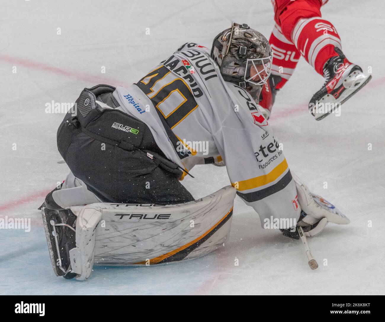 Lausanne Switzerland, 10/14/2022: Damino Class (goalie) of HC Ajoie (40) makes a stop during 11th day of the 2022-2023 Swiss National League Season of the 2022-2023 Swiss National League Season with the Lausanne HC and HC Ajoie. The match took place at the Vaudoise Arena in Lausanne. Credit: Eric Dubost/Alamy Live News Stock Photo