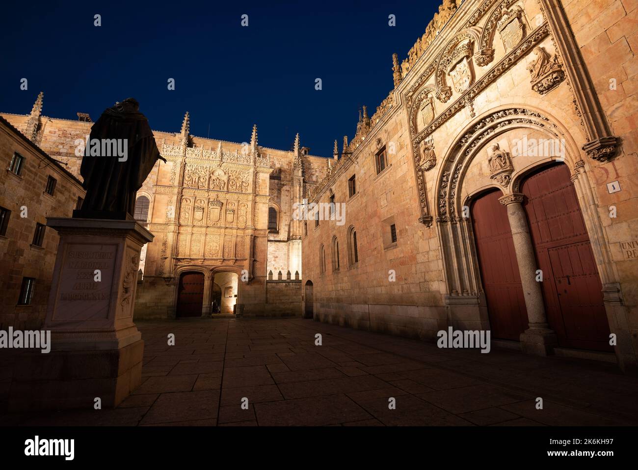 Patio de las escuelas de salamanca con la antigua Fachada renacentista de la Universidad, el