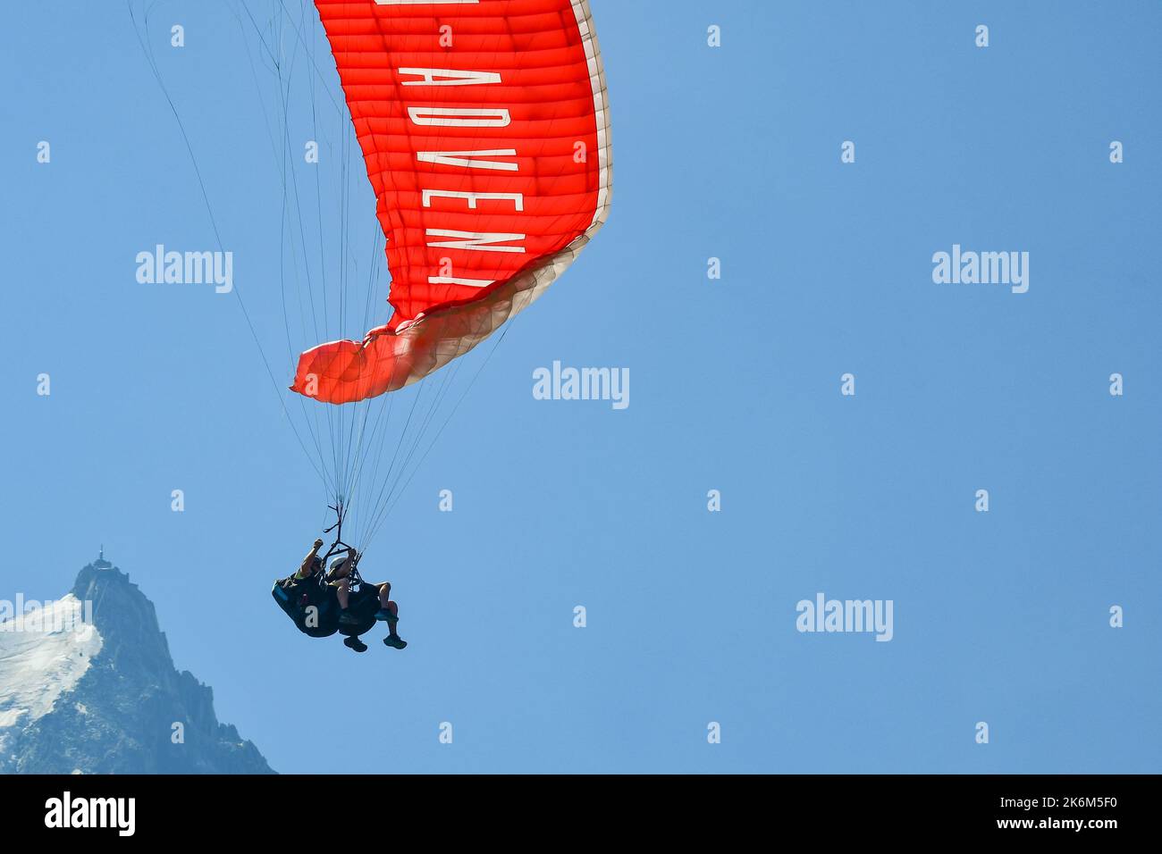 Tandem paragliding with the Aiguille du Midi peak in the background, Chamonix, Haute-Savoie, France Stock Photo