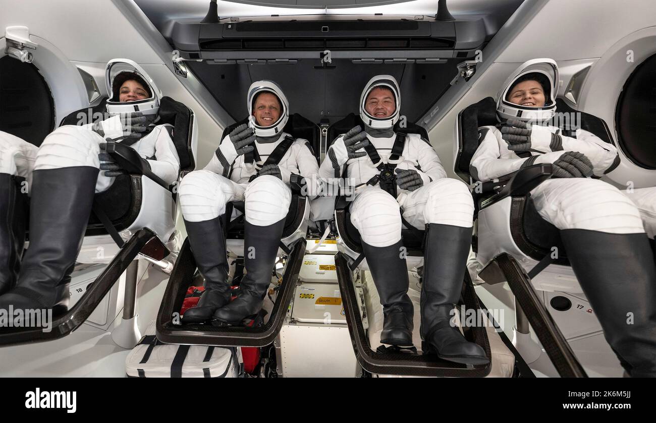 Jacksonville, USA. 14th Oct, 2022. NASA astronauts left to right, Jessica Watkins, Robert Hines, Kjell Lindgren, and ESA astronaut Samantha Cristoforetti, inside the SpaceX Crew Dragon Freedom spacecraft moments after splashdown and retrieved by the SpaceX recovery ship Megan in the Atlantic Ocean, October 14, 2022 off the coast of Jacksonville, Florida. Credit: Bill Ingalls/NASA/Alamy Live News Stock Photo