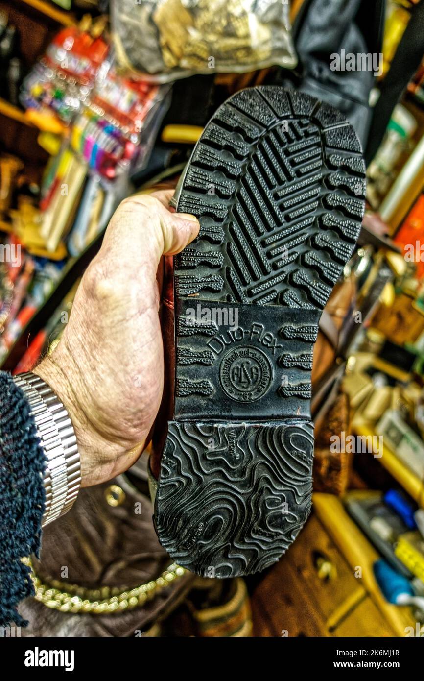Alter Schuhe Reparatur beim Schuhmacher ,Linden ,Hannover Stock Photo