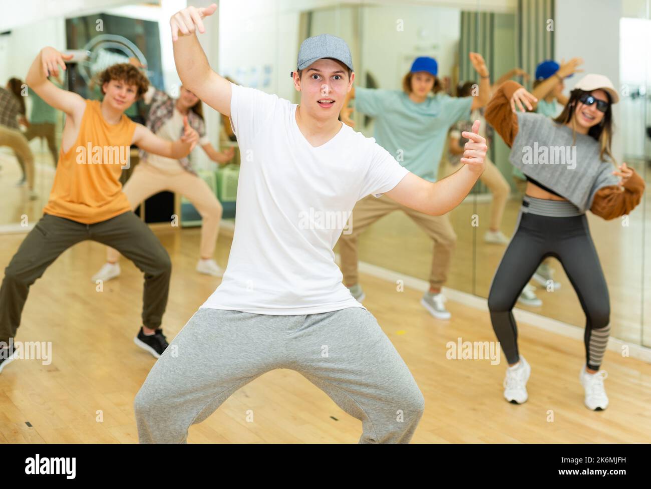 Group of teens rehearsing hip-hop dance in studio Stock Photo - Alamy