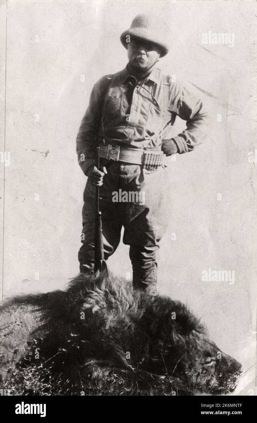 President Theodore Roosevelt with dead lion that he shot during a big game hunting safari trip to Africa in 1909 Stock Photo