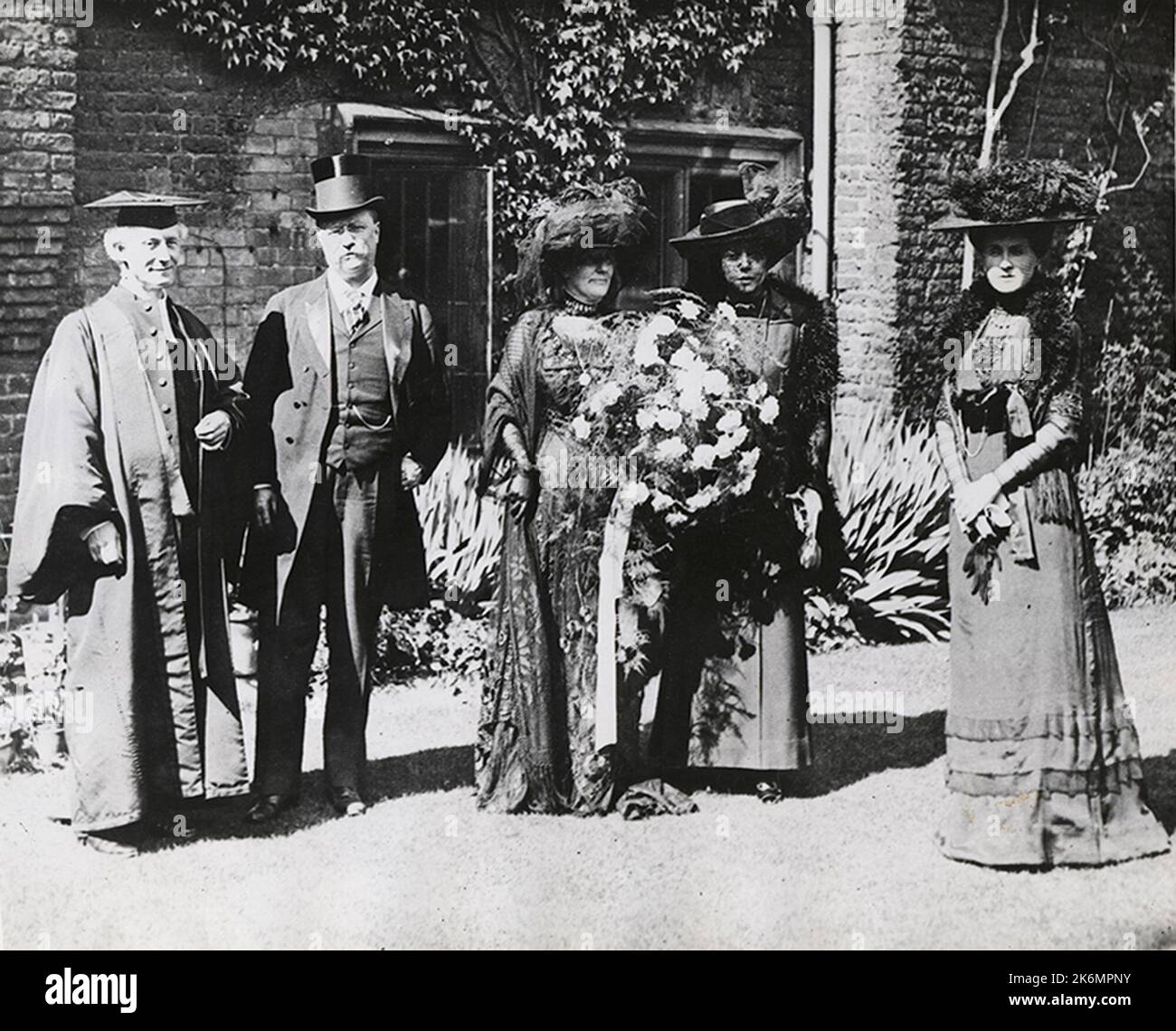 On May 26, 1910, Former President Theodore Roosevelt, after receiving an honorary degree of Doctor of Laws from the University of Cambridge, delivered a speech to the Cambridge Union.  Shown, left to right, are Arthur James Mason, English clergyman and Vice-Chancellor of the University of Cambridge, former President Theodore Roosevelt, Mrs. Edith Kermit Carow Roosevelt, Theodore Roosevelt's second wife, Mrs. Alice Lee Roosevelt Longsworth, Theodore Roosevelt's daughter, and Mrs. Mary Margaret Blore Mason, Canon Mason's wife. Stock Photo