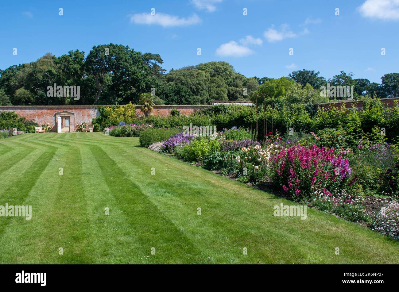 Walled garden with flowers hi-res stock photography and images - Alamy