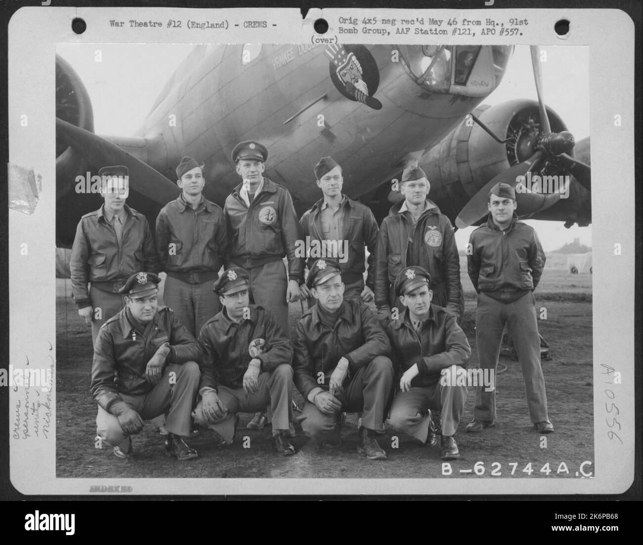 B 17 crew yankee doodle hi-res stock photography and images - Alamy
