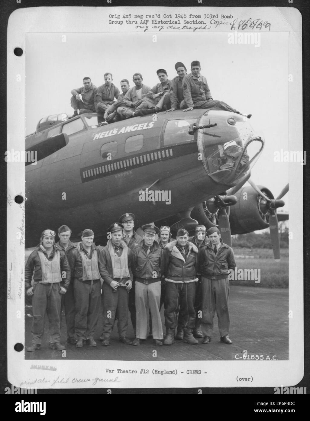 Combat And Ground Crew Of The Boeing B-17 'Flying Fortress' Hell's Angels. 303Rd Bomb Group, England. 6 June 1943. Stock Photo