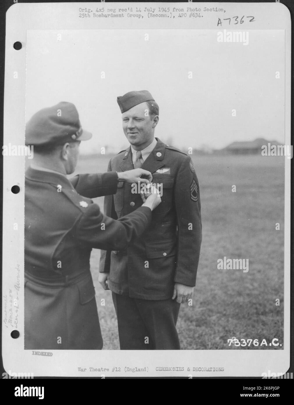T/Sgt. R.S. Kelly, Of The Headquarters And Headquarters Squadron, 25Th Weather Reconnaissance Group, Is Presented The Air Medal At An 8Th Air Force Base In England. 10 June 1944. Stock Photo