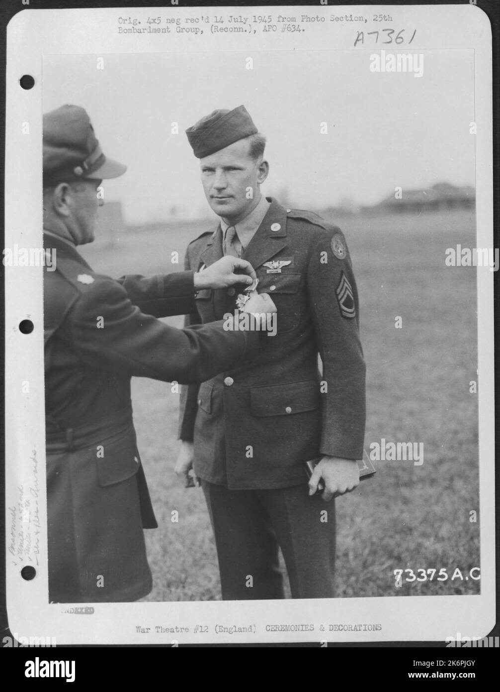 T/Sgt. W.H. Bowles Of The 652Nd Weather Reconnaissance Squadron, 25Th Weather Reconnaissance Group, Is Presented The Air Medal At An 8Th Air Force Base In England. 10 June 1944. Stock Photo