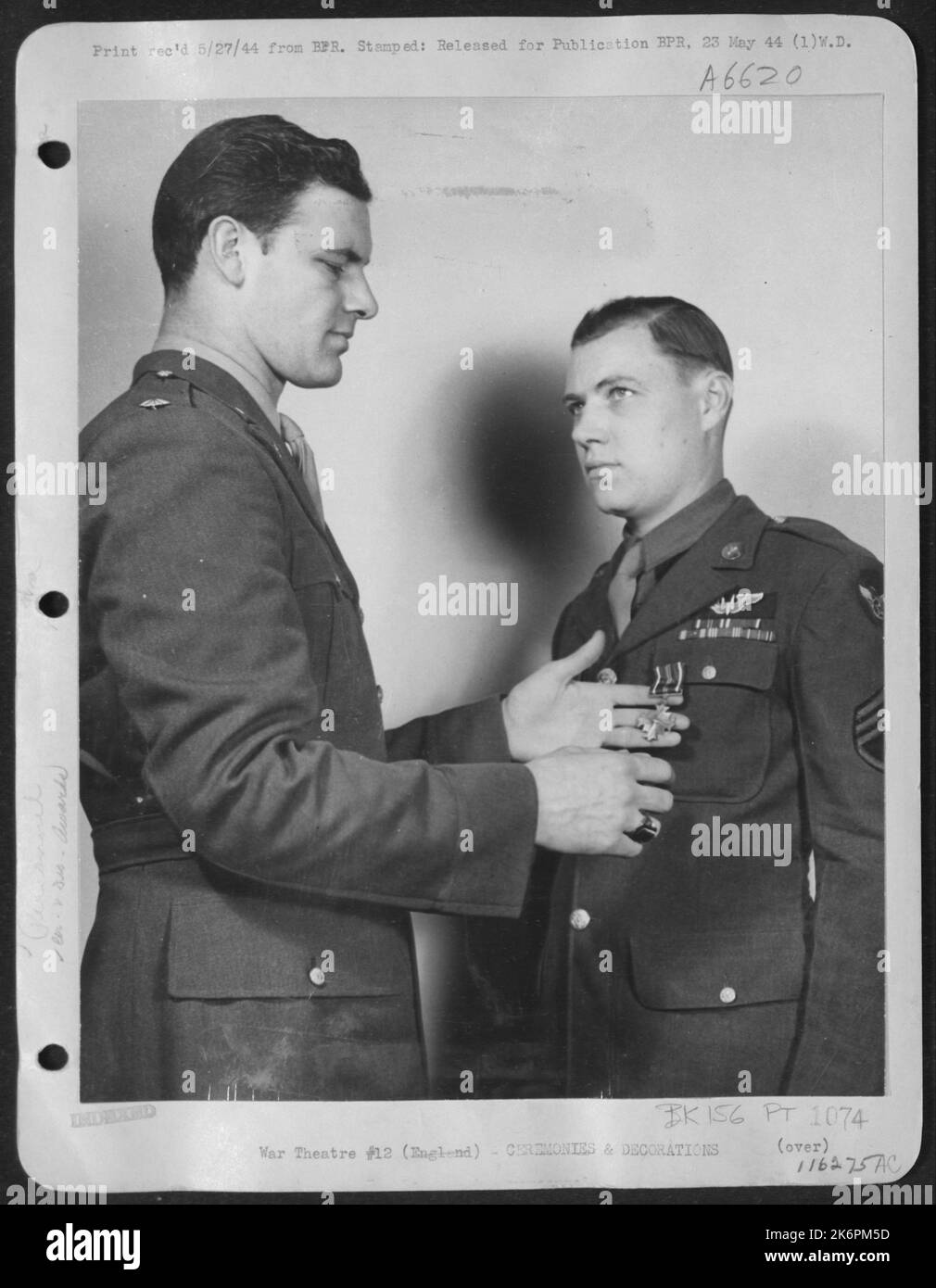 S/Sgt. George W. Williams Of 2429 N. Troy St., Chicago, Ill., A Ninth Air Force Gunner, Receives The Distinguised Flying Cross From His Marauder Squadron Commander, Lt. Colonel Othel D. Turnerof Sapulpa, Oklahoma. Stock Photo
