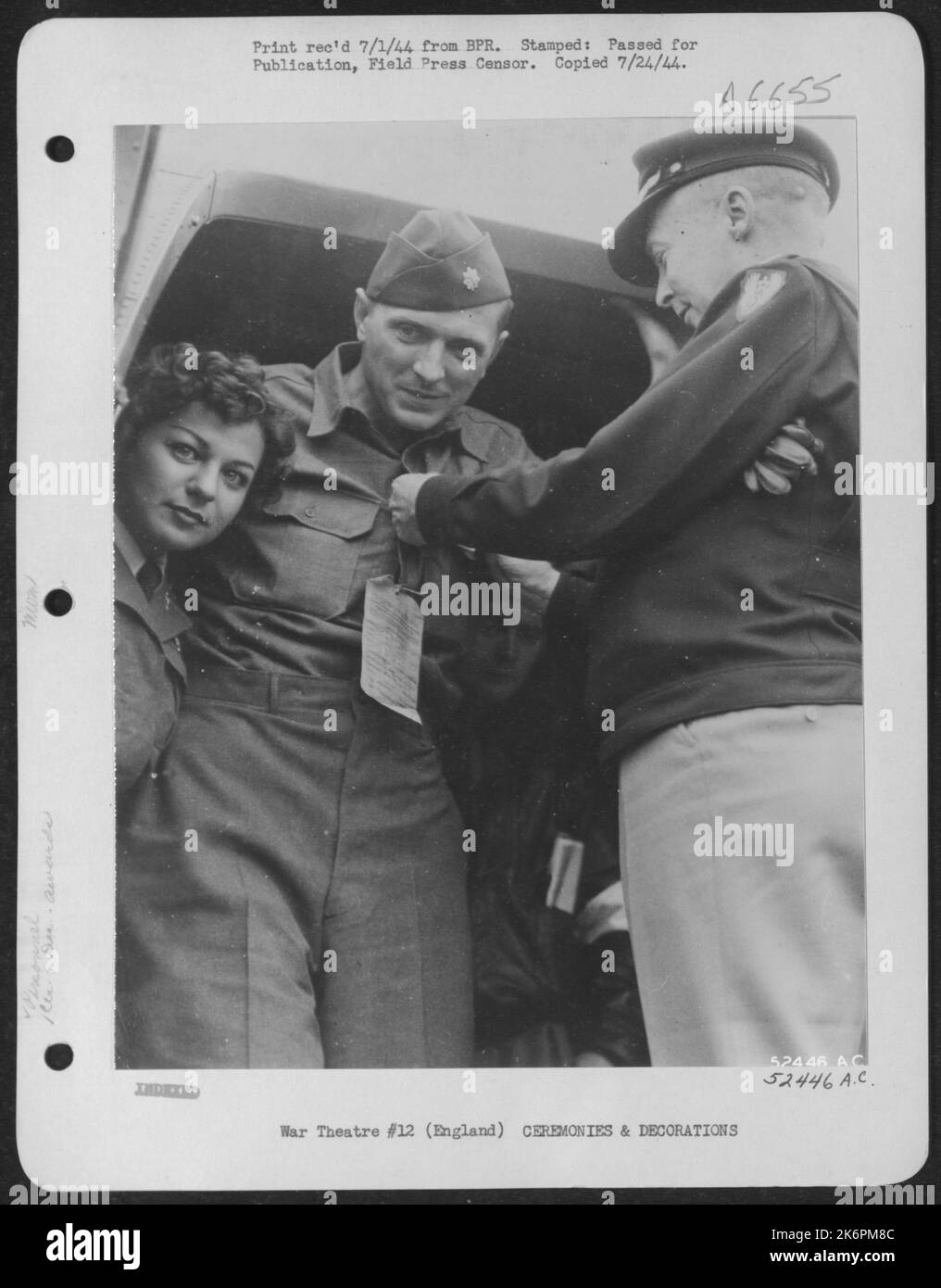 Leader of first glider formation to drop behind German invasion coast defenses, Lt. Col. Michael Murphy, Lebanon, Ind., received the Purple Heart from Col. O.W. Howland, San Antonio, Tex., Adjutant General of 9th AF Troop Carrier Command. Col. Murphy Stock Photo