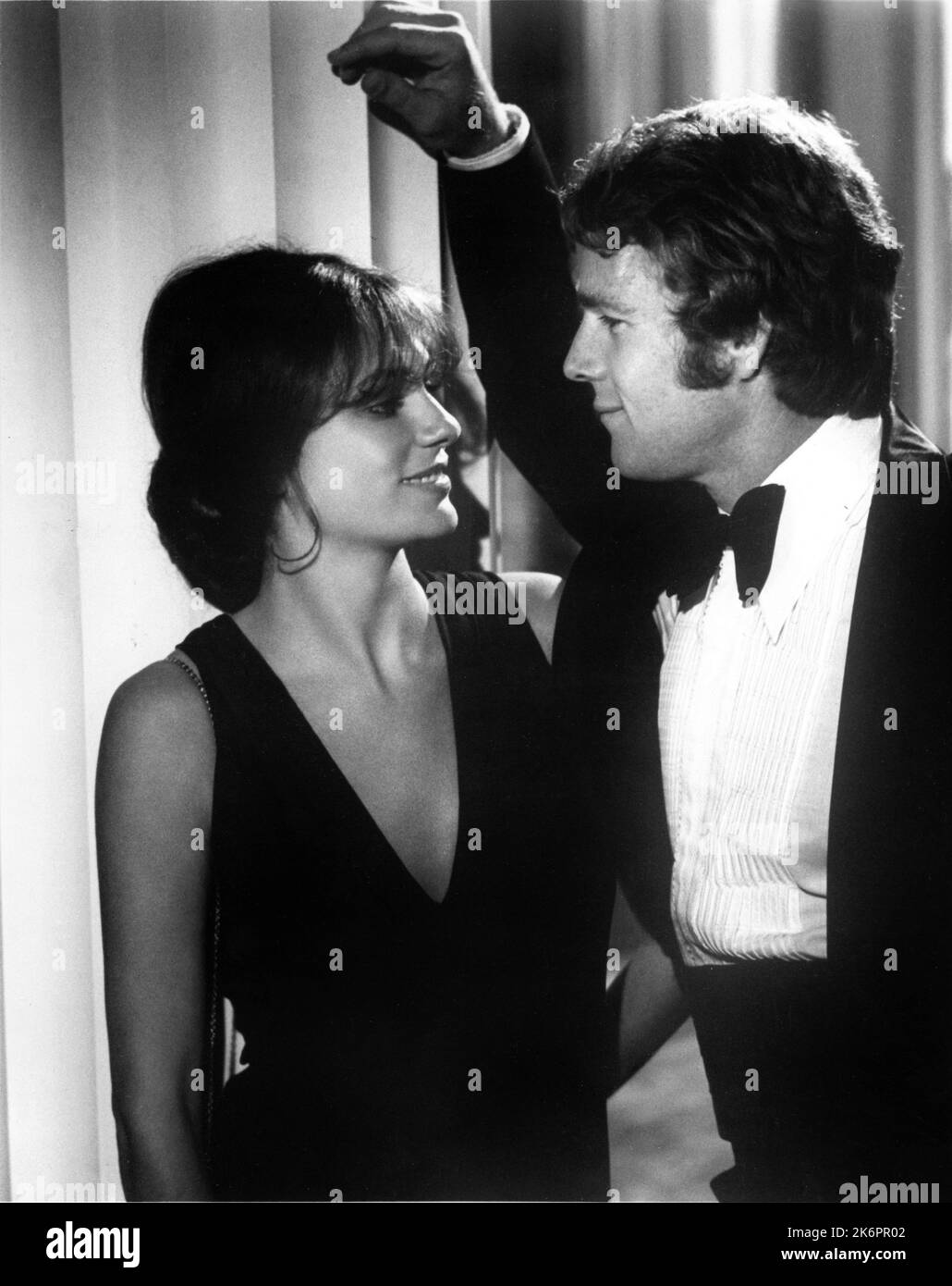 JACQUELINE BISSET and RYAN O'NEAL in THE THIEF WHO CAME TO DINNER 1973 director BUD YORKIN novel Terrence Lore Smith screenplay Walter Hill music Henry Mancini costume design Polly Platt Bud Yorkin Productions / Warner Bros. Stock Photo