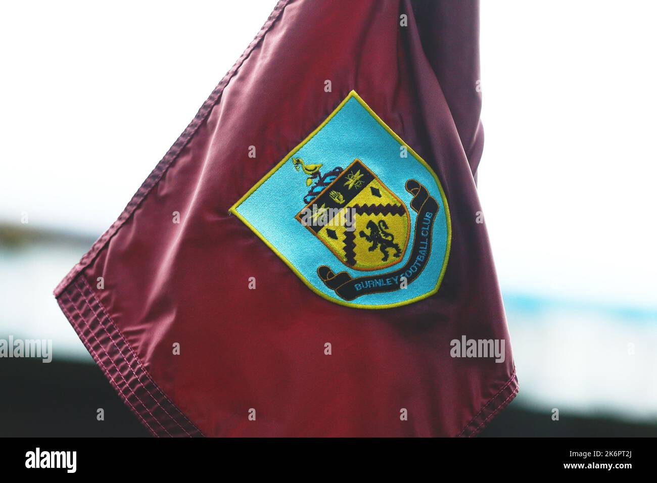 The Burnley badge on a corner flag prior to the Sky Bet Championship match at Turf Moor, Burnley. Picture date: Saturday October 15, 2022. Stock Photo