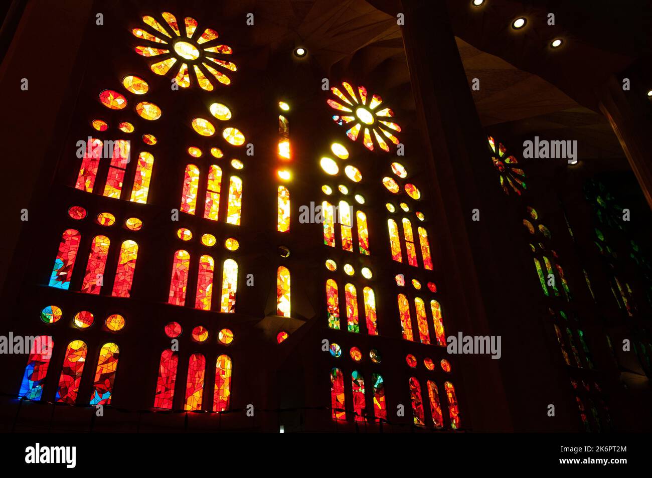 Piatte vetrate colorate di edifici della chiesa d'epoca | Vettore Gratis