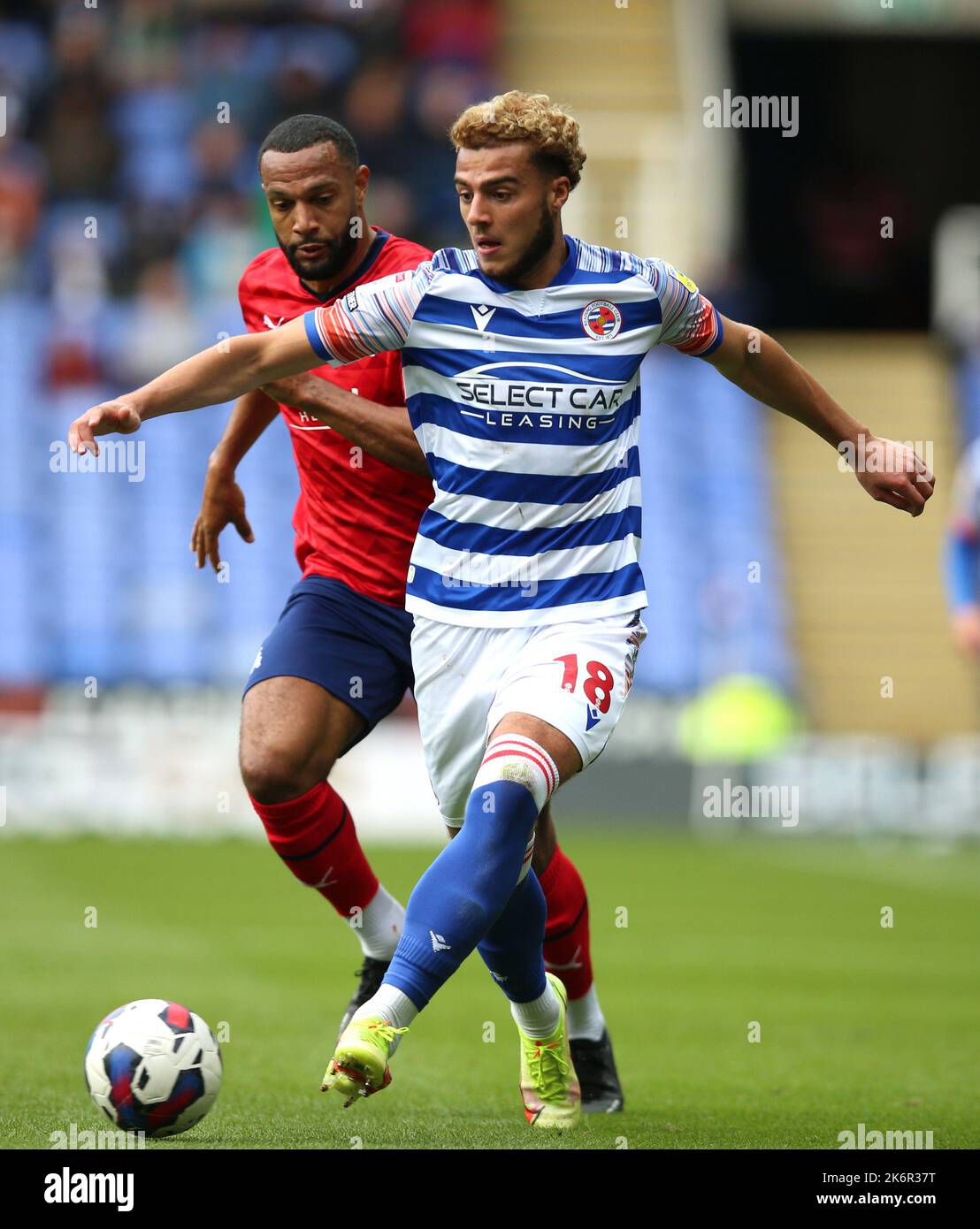 Reading’s Nesta Guinness-Walker (left) and West Bromwich Albion's Matt Phillips battle for the ball West Bromwich Albion’s during the Sky Bet Championship match at the Select Car Leasing Stadium, Reading. Picture date: Saturday October 15, 2022. Stock Photo