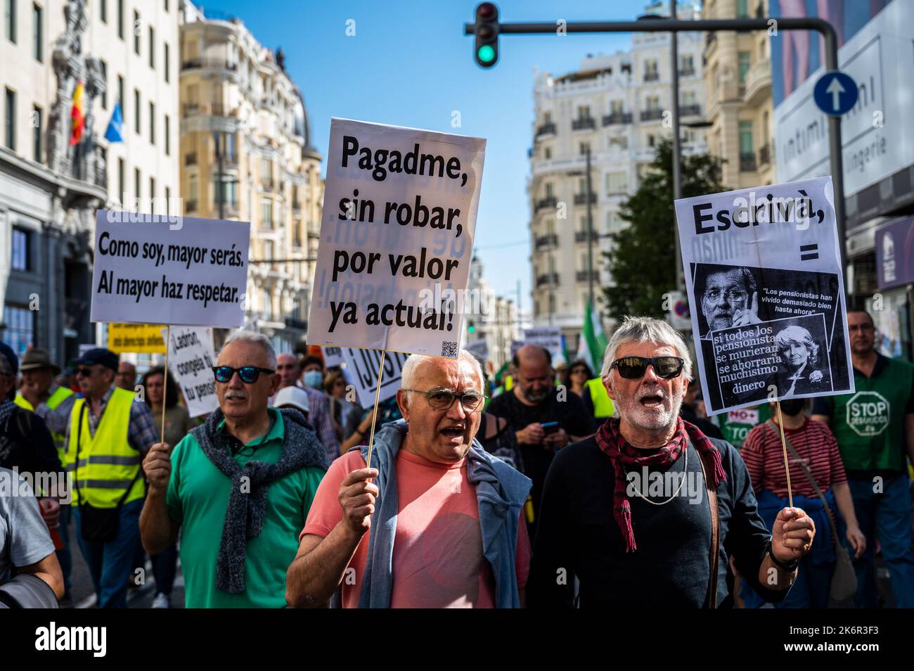 Madrid, Spain. 15th Oct, 2022. People carrying placards during a demonstration where thousands of pensioner from all over Spain have taken the streets to demand a 'real CPI (Consumer Price Index) in salaries and pensions'. Pensioners are demanding that the minimum pensions correspond to 60% of the minimum wage. Pensioners, Unions and citizens have demonstrated through the city center shouting slogans against government, threatening with a general strike, and demanding the non privatization of public services. Credit: Marcos del Mazo/Alamy Live News Stock Photo