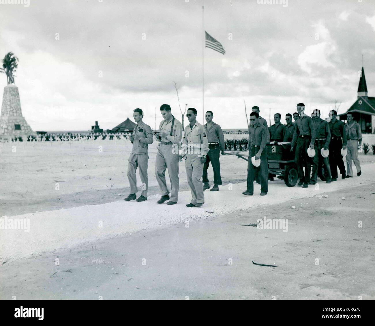 Photograph of USS Indianapolis Shipmates'Surrounded by a handful of his more fortunate shipmates and men from the base at Pelelieu in the Caroline Islands, the body of a blue jacket from the USS Indianapolis (CA-35) sank by enemy action a few days before the end of the war, is borne to his final resting place.'. Stock Photo