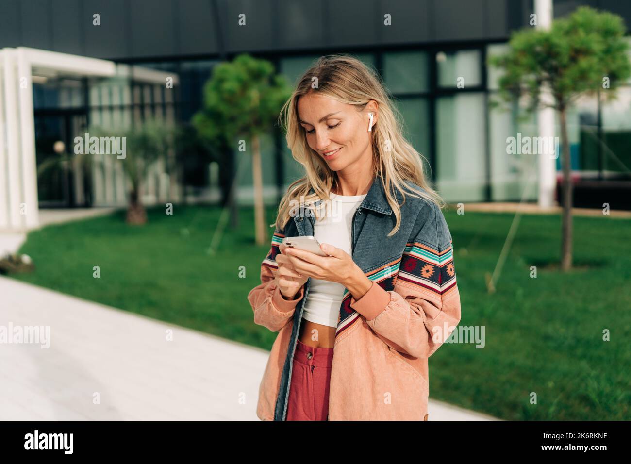 Stylish blonde girl hi-res stock photography and images - Alamy