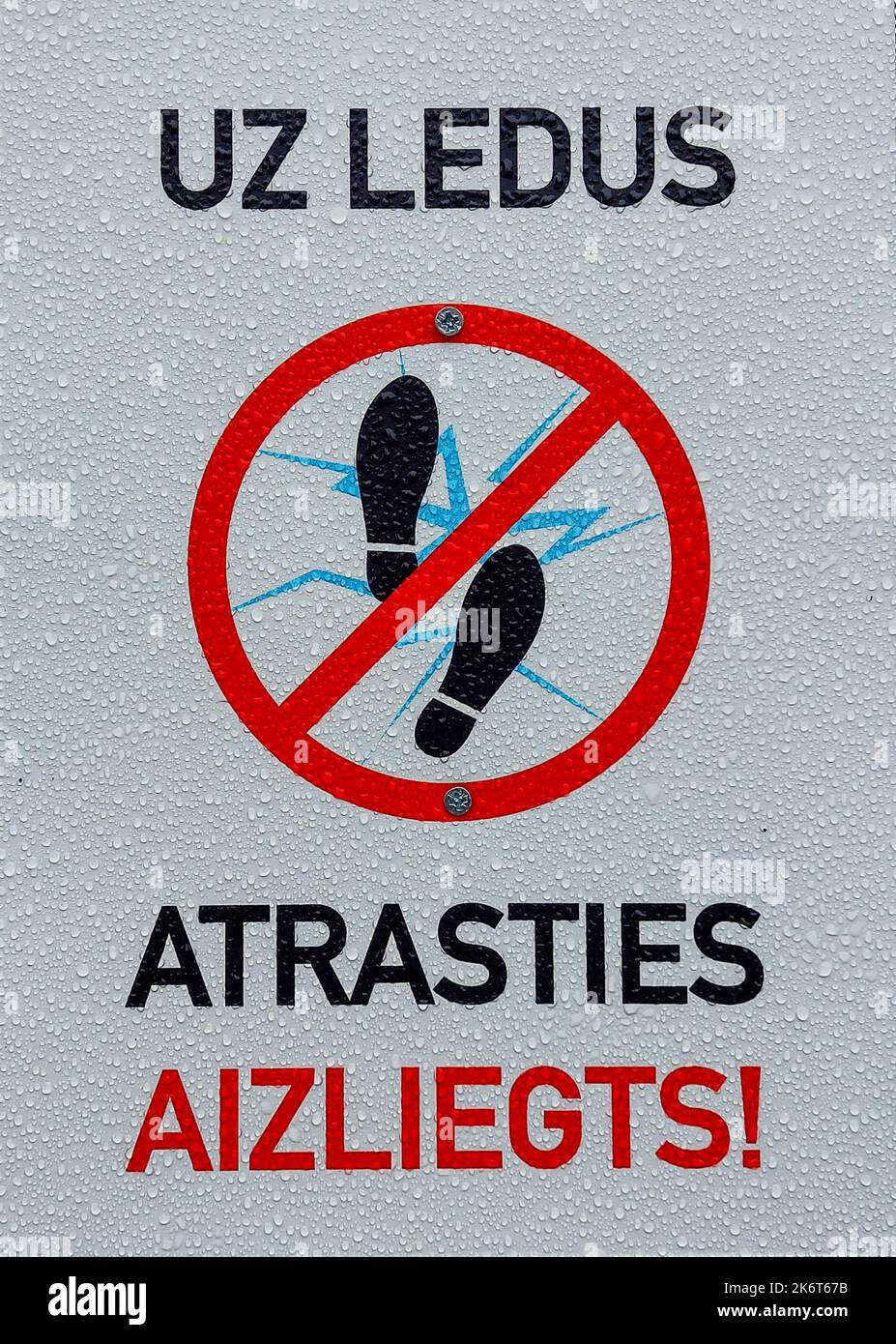 Warning information plate with the inscription 'do not walk on ice