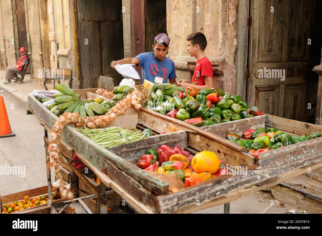 Strassenmarkt-Verkäufer in Havanna. Young street-market-traders in Havanna-City. Stock Photo