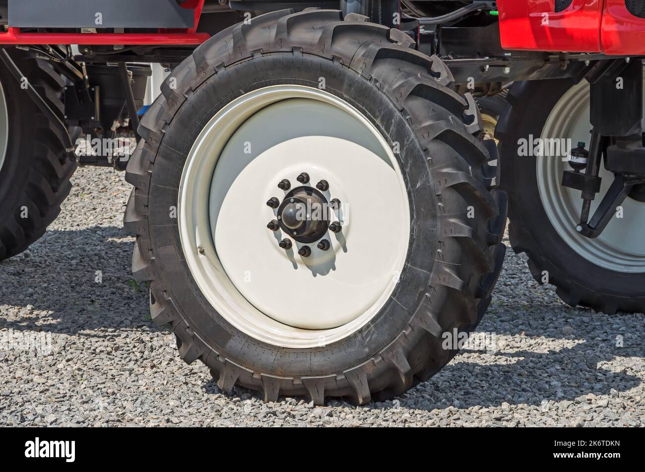 Wheel of agricultural sprayer machine for treatment of highgrowing