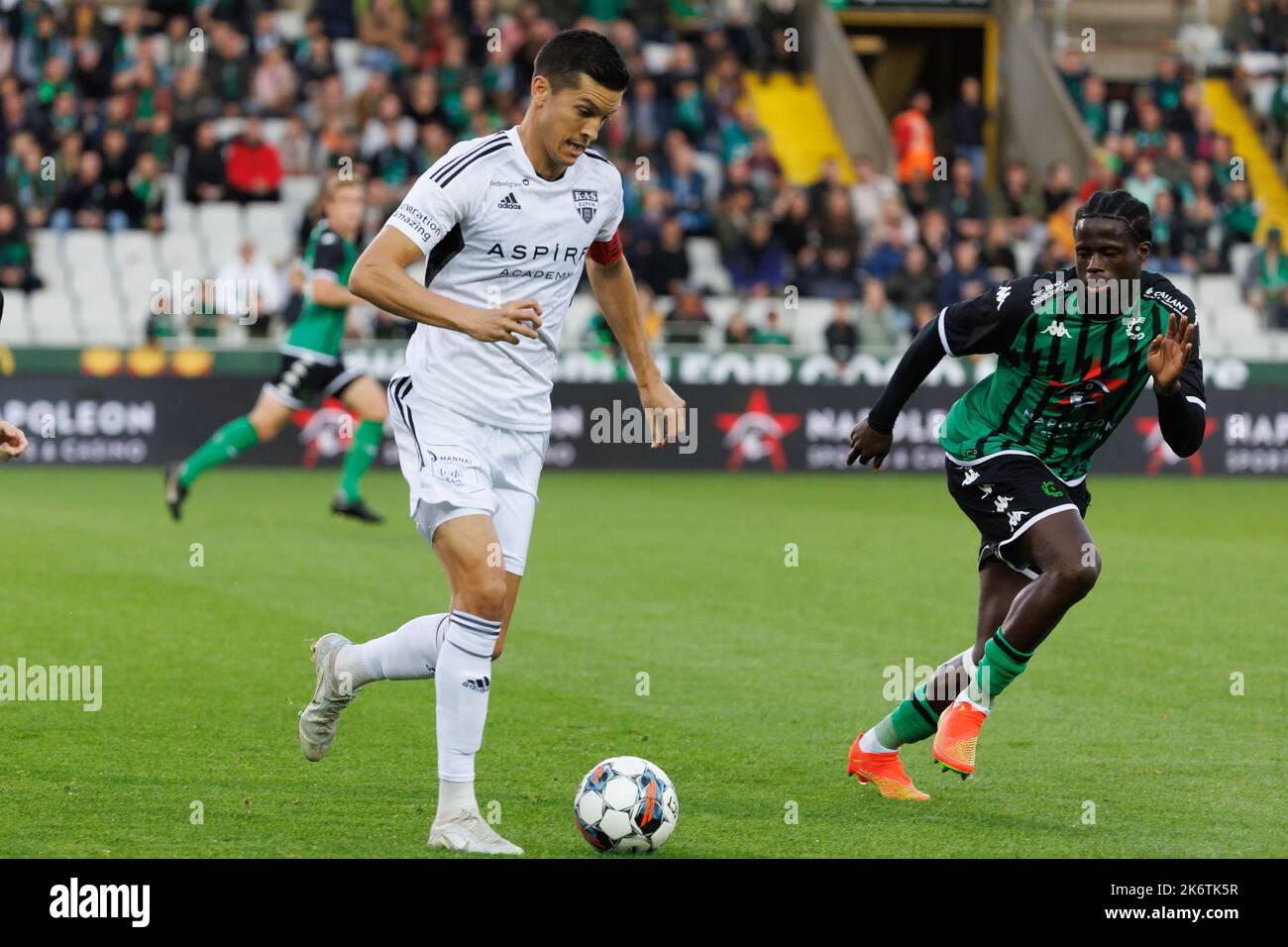 Eupen's Isaac Christie-Davies and Cercle's Leonardo Lopes Da Silva fight for the ball during a soccer match between Cercle Brugge and KAS Eupen, Saturday 15 October 2022 in Brugge, on day 12 of the 2022-2023 'Jupiler Pro League' first division of the Belgian championship. BELGA PHOTO KURT DESPLENTER Credit: Belga News Agency/Alamy Live News Stock Photo