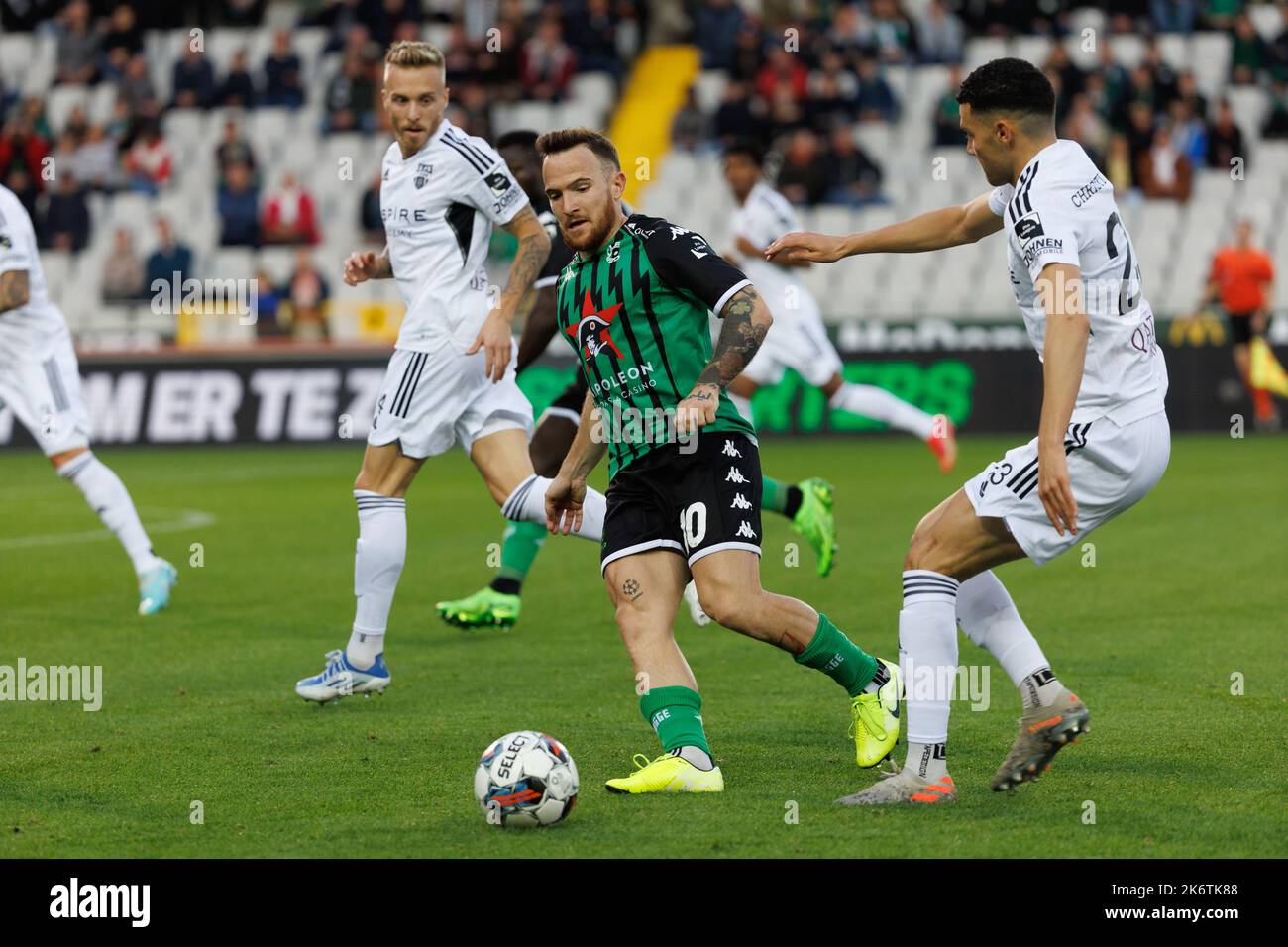 Cercle's Dino Hotic and Eupen's Isaac Christie-Davies fight for the ball during a soccer match between Cercle Brugge and KAS Eupen, Saturday 15 October 2022 in Brugge, on day 12 of the 2022-2023 'Jupiler Pro League' first division of the Belgian championship. BELGA PHOTO KURT DESPLENTER Credit: Belga News Agency/Alamy Live News Stock Photo