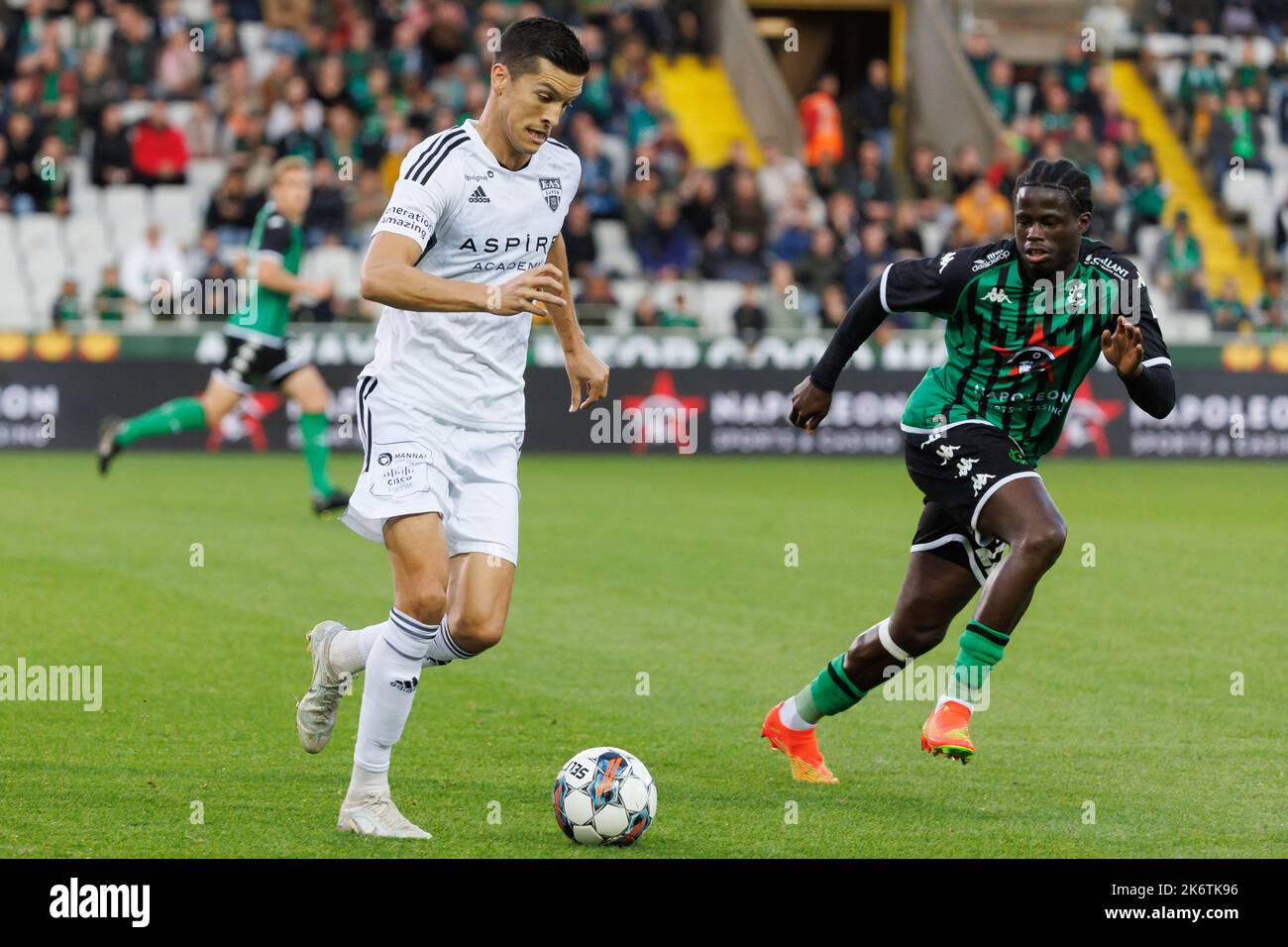 Eupen's Isaac Christie-Davies and Cercle's Leonardo Lopes Da Silva fight for the ball during a soccer match between Cercle Brugge and KAS Eupen, Saturday 15 October 2022 in Brugge, on day 12 of the 2022-2023 'Jupiler Pro League' first division of the Belgian championship. BELGA PHOTO KURT DESPLENTER Credit: Belga News Agency/Alamy Live News Stock Photo