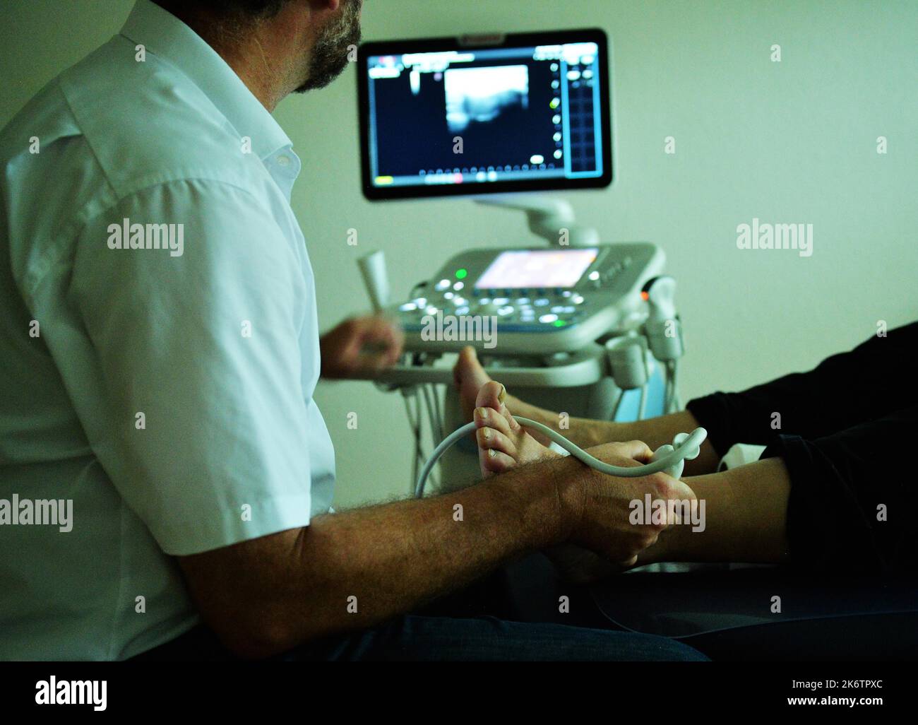 Consultation in a specialist group practice for orthopaedics on 28. 06. 2017 in Iserlohn. Sonography, Germany Stock Photo